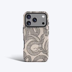 Könnte beinhalten: Eine Smartphone-Hülle mit einem sich wiederholenden Muster aus schwarzen Schlangen-Strichzeichnungen auf hellbeigem Hintergrund. Das Design zeigt mehrere gewundene Schlangen mit detaillierten Schuppen und sichtbaren Zungen auf der Rückseite.