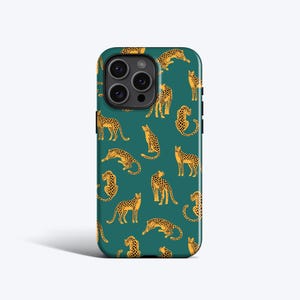 Peut inclure: Coque de téléphone vert d'eau avec un motif répété d'illustrations de léopards jaunes et marron. L'étui a une découpe pour l'appareil photo et une finition brillante, offrant un design élégant et protecteur pour les smartphones.