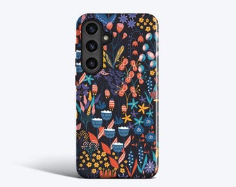 Może przedstawiać: Czarne etui na telefon z kolorowym wzorem kwiatowym. Projekt zawiera różne kwiaty i liście w odcieniach czerwieni, pomarańczy, niebieskiego, żółtego i fioletu na ciemnym tle. Etui posiada wycięcie na aparat.