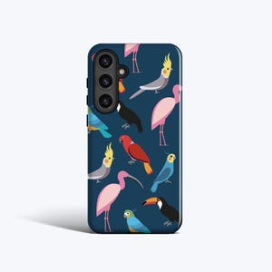 Könnte beinhalten: Marineblaue Handyhülle mit einem sich wiederholenden Muster aus bunten Vögeln, darunter Tukane, Flamingos und Papageien. Die Vögel sind in verschiedenen Posen und Farben, wodurch ein lebendiges Design entsteht. Die Hülle hat einen Kameraausschnitt.