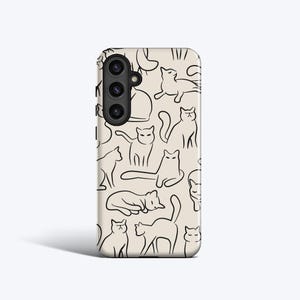 Op de afbeelding: Telefoonhoesje met een herhaald patroon van zwarte, met lijnen getekende katten op een beige achtergrond. De hoes heeft een cameramodule met drie lenzen.