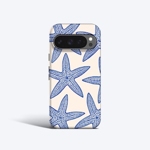 Könnte beinhalten: Eine Smartphone-Hülle mit einem wiederkehrenden Muster aus blauen Seesternen auf cremefarbenem Hintergrund. Die Hülle hat oben einen horizontalen Kameraausschnitt, der die Kameralinsen und den Blitz im dunkelgrauen Kameramodul freigibt.