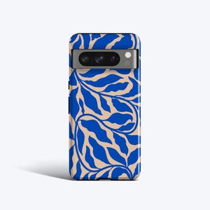 Könnte beinhalten: Smartphone-Hülle mit einem lebendigen blauen und beigen floralen Muster. Die Hülle hat eine glänzende Oberfläche und eine rechteckige Form mit einem Kameraausschnitt oben. Das Design umfasst stilisierte Blattformen.