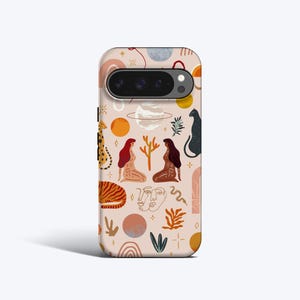 Op de afbeelding: Telefoonhoesje met een herhalend patroon van abstracte illustraties in warme tinten. Het ontwerp bevat planeten, katten en vrouwen. De hoes heeft een camera-uitsparing en een gladde, glanzende afwerking.