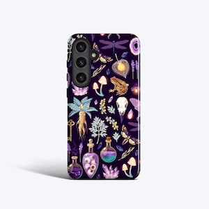 Peut inclure: Coque de téléphone violet foncé avec un motif répété d'illustrations fantastiques. Le motif comprend des champignons, des papillons, des flacons de potion, des cristaux, une grenouille et un crâne. Le boîtier a un appareil photo en haut à gauche.