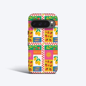 Peut inclure: Une coque de téléphone colorée avec un motif patchwork de citrons, de fraises et de soleils. La coque porte les mots "Dolce Vita" et une bordure à carreaux rouges et blancs.