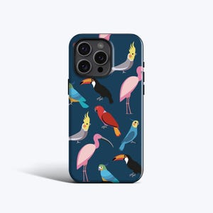 Könnte beinhalten: Eine dunkelblaue Smartphone-Hülle mit einem wiederkehrenden Muster aus verschiedenen bunten Vögeln, darunter rosa Flamingos, schwarz-orange Tukane, gelb-gehaubte Nymphensittiche, ein roter Papagei und blaue Papageien auf der gesamten Fläche.