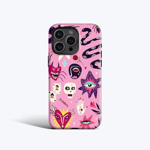 Puede incluir: Funda de teléfono rosa con un patrón repetido de símbolos ocultos. El diseño incluye una serpiente, una calavera, un ojo, un corazón, una mano y una cara de diablo. La funda tiene un acabado brillante y está diseñada para un teléfono inteligente.