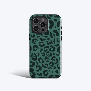 Peut inclure: Coque de téléphone verte avec un motif léopard vert foncé. L'étui a une finition brillante et un bord surélevé pour protéger l'écran. Il comporte des découpes pour l'appareil photo et les boutons.