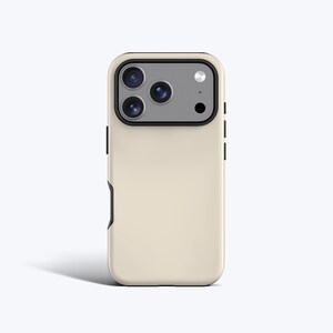 Op de afbeelding: Een crèmekleurige telefoonhoes met een zwart cameramodule en zwarte accenten. De hoes heeft een ingebouwde kaarthouder aan de zijkant. De telefoonhoes is ontworpen om de telefoon te beschermen.