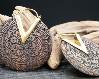 Wood and brass earrings with engraving - JJ-2