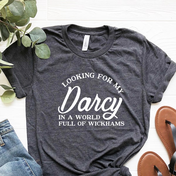 Auf der Suche nach meinem Darcy Shirt, In einer Welt voller Wickhams, Jane Austen Shirt, Jane Austen Zitate, feministisches Shirt, Geschenk für Bücherwurm