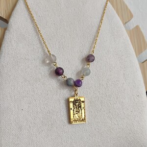 Collar con la carta del tarot La Suma Sacerdotisa en acero inoxidable dorado o plateado