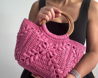 Borsa all'uncinetto in rafia rosa: borsa con motivo fatto a mano e manico in legno