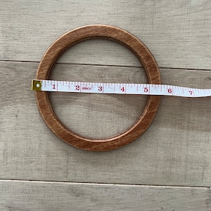 Puede incluir: Un aro de bordado de madera con un di&aacute;metro de 15,2 cm. El aro es de color marr&oacute;n y tiene un acabado de madera natural.