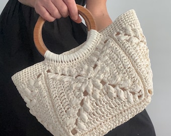 Borsa in rafia all'uncinetto: borsa beige fatta a mano con manico in legno