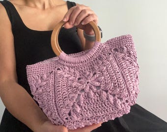 Borsa in rafia all'uncinetto: borsa con motivo fatto a mano e manico in legno