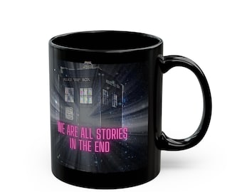 Dr. Who, Tardis, Dr. Who citaat, We zijn allemaal verhalen op het einde Tardis zwarte mok (11oz, 15oz)