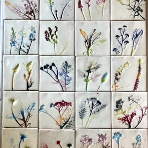 De tegelset ‘Rainbow Meadow’ – handgemaakte keramische tegels in een natuurlijke kleikleur, handbeschilderde tegels voor de badkamer en keuken.