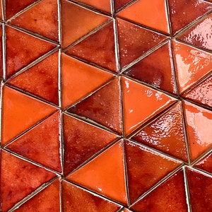 Carrellage "Lave volcanique",faites et peintes a main avec couleurs orange vive et rouge vive,design dans la salle de bain,cuisine de reve