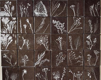 Zestaw płytek "Łąka nocą", ręcznie robione płytki ceramiczne, naturalny kolor gliny, ręcznie malowane płytki do łazienki, kuchni
