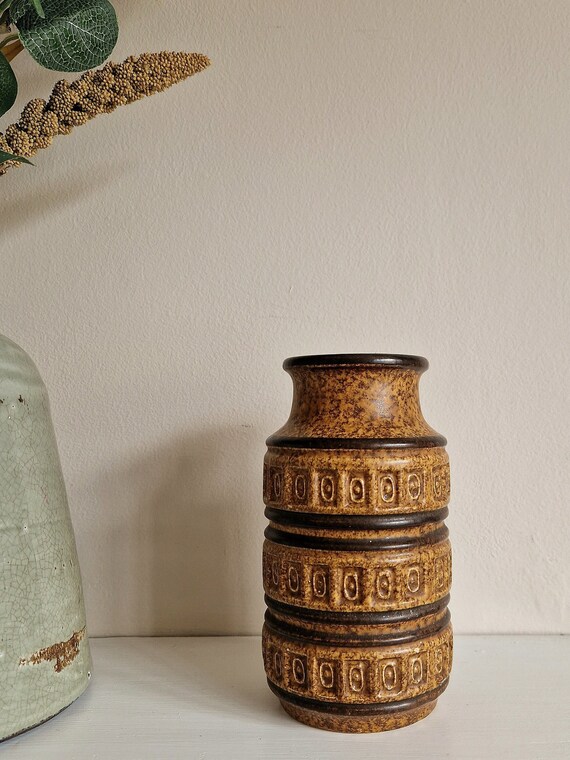 陶器 花瓶 中型 茶色と黄土色 陶器 花瓶 中型 茶色と黄土色 陶器 花瓶 中型 茶色と黄土色 工芸品