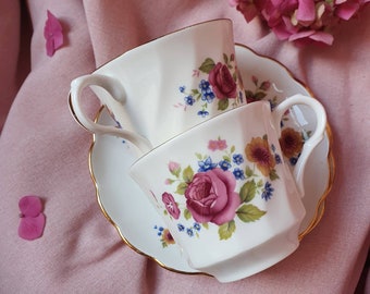 Pair of Vintage English Bone China Tea Cups & Saucers- Royal Victoria