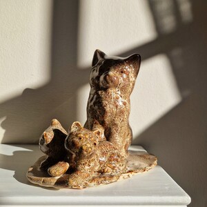 Vintage Studio Pottery Keramik Katt och Kattungar Figur Skulptur Honeycomb Droppglasyr