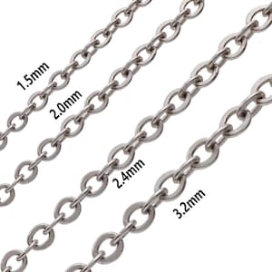 Puede incluir: Cuatro cadenas plateadas de diferentes tamaños, etiquetadas 1,5 mm, 2,0 mm, 2,4 mm y 3,2 mm.