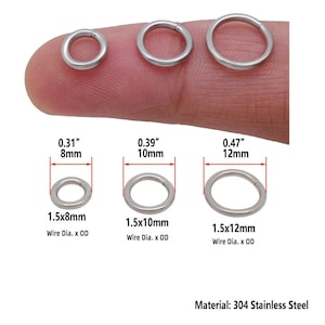 K&ouml;nnte beinhalten: Drei silberne Sprungringe in verschiedenen Gr&ouml;&szlig;en, 0,31 Zoll (8 mm), 0,39 Zoll (10 mm) und 0,47 Zoll (12 mm). Jeder Ring ist mit seinem Drahtdurchmesser und Au&szlig;endurchmesser gekennzeichnet, zum Beispiel 1,5x8 mm. Der Text "Material: 304 Edelstahl" befindet sich am unteren Rand des Bildes.