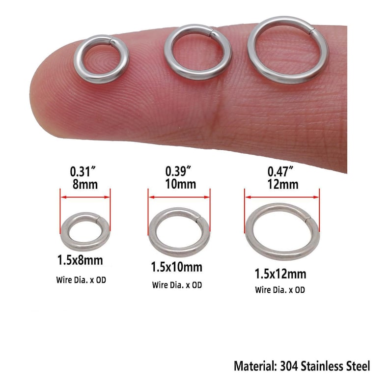 K&ouml;nnte beinhalten: Drei silberne Sprungringe in verschiedenen Gr&ouml;&szlig;en, 0,31 Zoll (8 mm), 0,39 Zoll (10 mm) und 0,47 Zoll (12 mm). Jeder Ring ist mit seinem Drahtdurchmesser und Au&szlig;endurchmesser gekennzeichnet, zum Beispiel 1,5x8 mm. Der Text "Material: 304 Edelstahl" befindet sich am unteren Rand des Bildes.
