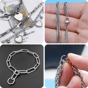 K&ouml;nnte beinhalten: Vier silberne Ketten mit verschiedenen Glieder-Stilen. Eine Kette hat einen Herz-Anh&auml;nger mit der Gravur "Forever Love". Eine andere Kette hat einen Herz-Anh&auml;nger mit einer strukturierten Oberfl&auml;che. Die Ketten liegen auf einer wei&szlig;en Oberfl&auml;che.