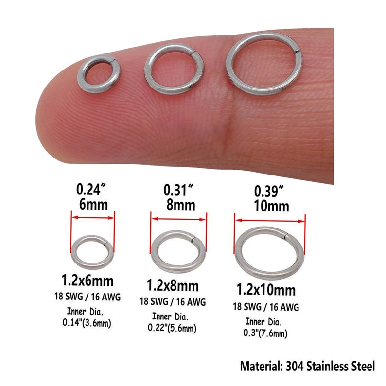 K&ouml;nnte beinhalten: Drei silberne Sprungringe in verschiedenen Gr&ouml;&szlig;en. Die Ringe haben einen Durchmesser von 0,24 Zoll (6 mm), 0,31 Zoll (8 mm) und 0,39 Zoll (10 mm). Die Ringe sind aus 304er Edelstahl und haben eine St&auml;rke von 18 Gauge.