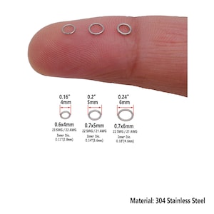 K&ouml;nnte beinhalten: Drei Edelstahl-Hoop-Ohrringe in verschiedenen Gr&ouml;&szlig;en: 0,16 Zoll (4 mm), 0,2 Zoll (5 mm) und 0,24 Zoll (6 mm). Jeder Ring ist mit seinem Durchmesser und seiner St&auml;rke gekennzeichnet. Material: 304 Edelstahl.