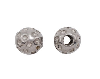Peut inclure: Deux perles en métal argenté avec une surface texturée. Les perles ont un trou au centre pour le perlage.