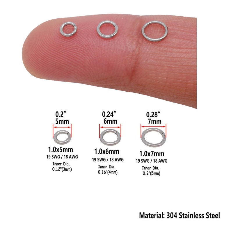 K&ouml;nnte beinhalten: Drei silberne Sprungringe in verschiedenen Gr&ouml;&szlig;en, 5 mm, 6 mm und 7 mm. Die Ringe sind aus 304er Edelstahl und haben eine St&auml;rke von 19 Gauge.