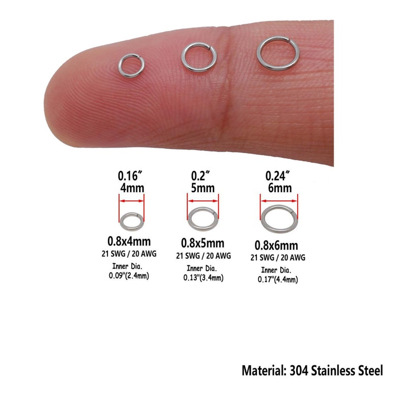 K&ouml;nnte beinhalten: Drei silberne Sprungringe in verschiedenen Gr&ouml;&szlig;en, 0,16 Zoll (4 mm), 0,2 Zoll (5 mm) und 0,24 Zoll (6 mm), mit den Ma&szlig;en und der St&auml;rke unter jedem Ring. Die Ringe sind aus 304er Edelstahl.
