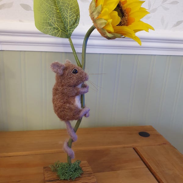 Needlefelt Wee Mouse on Sunflower Stem