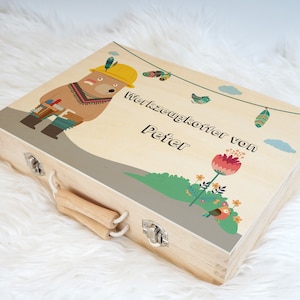 Der Werkzeugkoffer im Einsatz von einem Kind, das mit den Holzwerkzeugen spielt, um die Nutzung als Spielzeug zu zeigen.