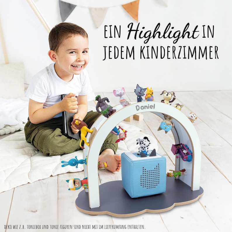 Detailansicht der Gravur mit einem Beispielnamen auf dem Rahmen des Regals.
