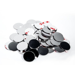 Könnte beinhalten: Ein Haufen runder, silberner Klebedisks. Die Disks haben ein 3M-Logo.