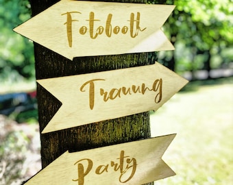 Wegweiser-Schild für Party und Hochzeit. Holzschild mit persönlicher Gravur