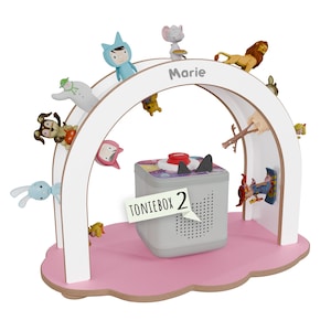 Blick auf das Regal, das in einem hellen, freundlichen Kinderzimmer platziert ist.