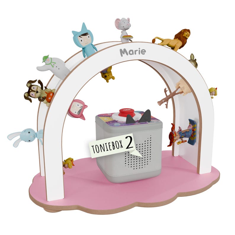 Blick auf das Regal, das in einem hellen, freundlichen Kinderzimmer platziert ist.