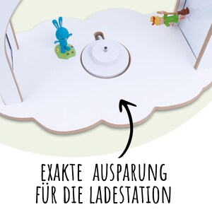 Blick auf die Oberseite des Regals, die das Platzangebot für die Toniebox 2 ohne Aussparung zeigt.