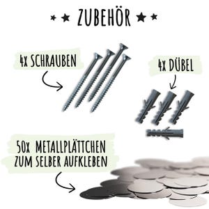Nahaufnahme des Namensschriftzugs aus Holz, der auf dem Regal platziert werden kann.