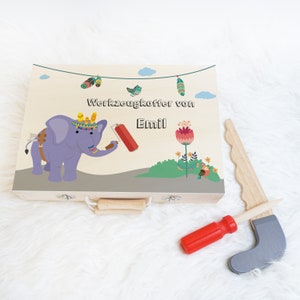 Der Werkzeugkoffer in einer ansprechenden Verpackung, bereit zum Verschenken, ideal für einen Kindergeburtstag oder zur Taufe.