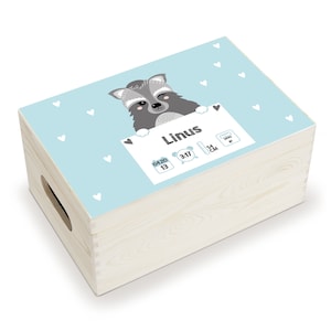 Erinnerungskiste Baby, Holz-Erinnerungsbox, personalisiertes Geschenk zur Geburt, Waschbär mit Geburtsdaten und Name