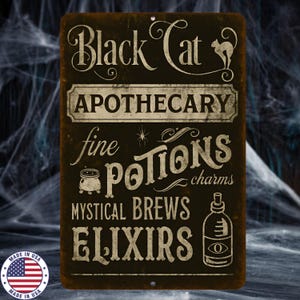 Puede incluir: Un letrero rectangular de metal envejecido con las palabras "Black Cat Apothecary" en una fuente vintage. El letrero también presenta las palabras "fine potions, mystical brews, elixirs, charms" y una pequeña ilustración de un gato y una botella de poción.