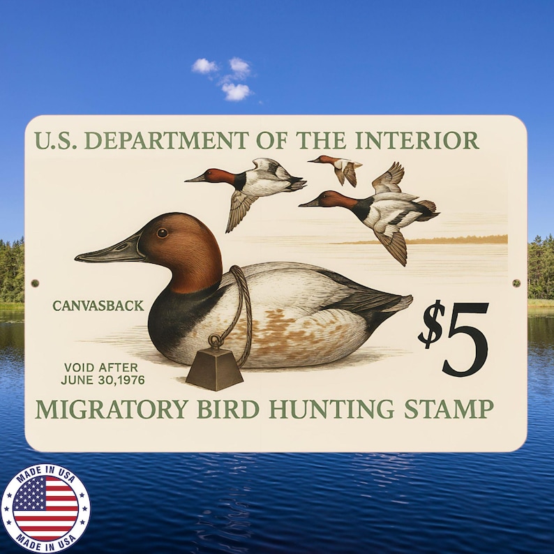 Może przedstawiać: Zabytkowy znak Departamentu Spraw Wewnętrznych Stan&oacute;w Zjednoczonych z ilustracją kaczki Canvasback. Znak zawiera tekst "Migratory Bird Hunting Stamp" i cenę 5 $. Znak jest oznaczony jako "Void After June 30, 1976."
